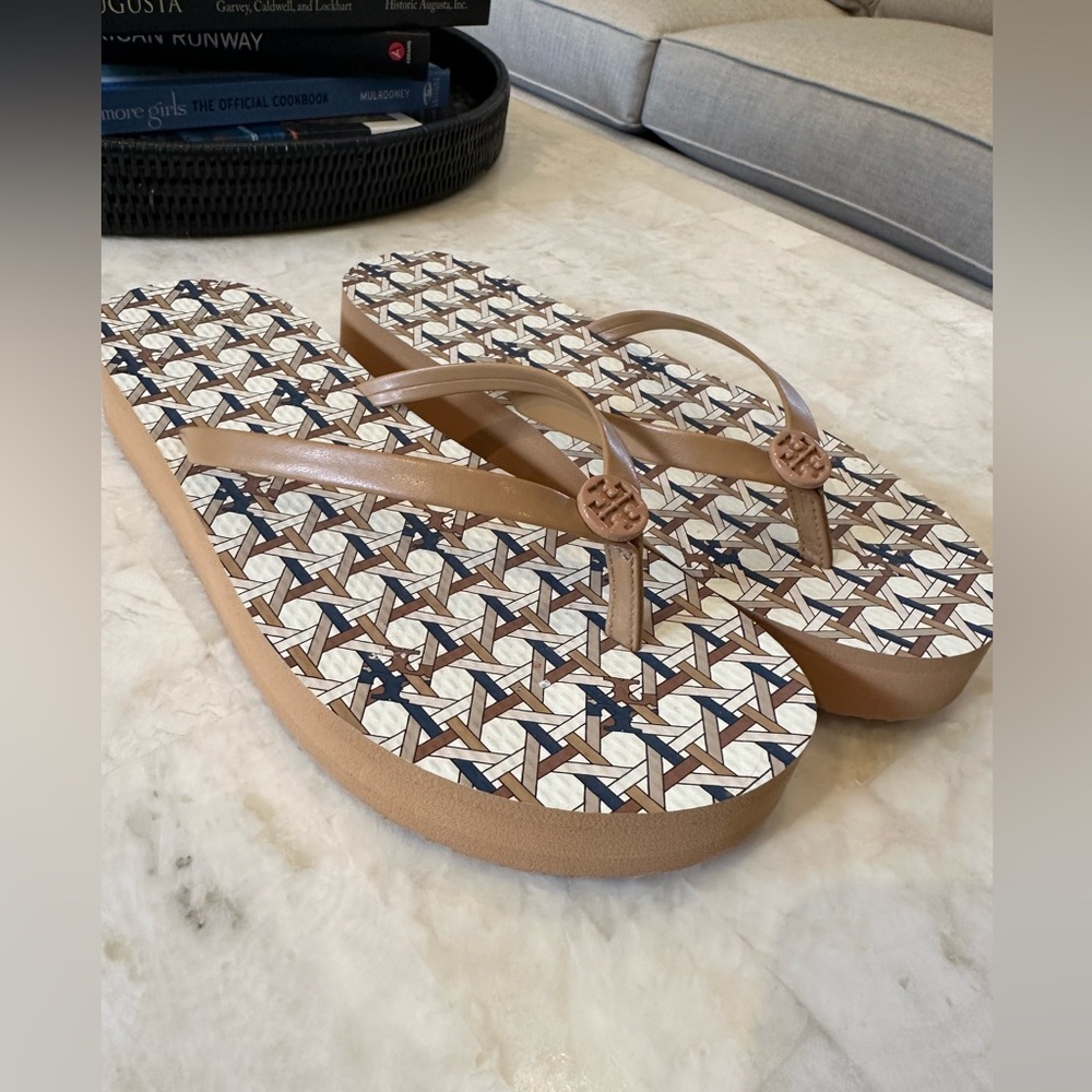 New Tory Burch flip flops sandals.